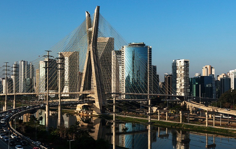 Ponte Estaiada e edifícios de São Paulo